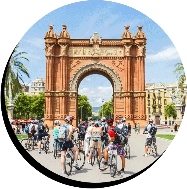 Ciclistes a l’Arc del Triomf de Barcelona Ciclistes a l’Arc del Triomf de Barcelona